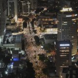 Plusieurs dizaines de milliers de personnes se sont rassemblées mardi soir à Tel-Aviv. KEYSTONE/AP/Ohad Zwigenberg